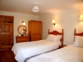 Twin beds in Curlew cottage